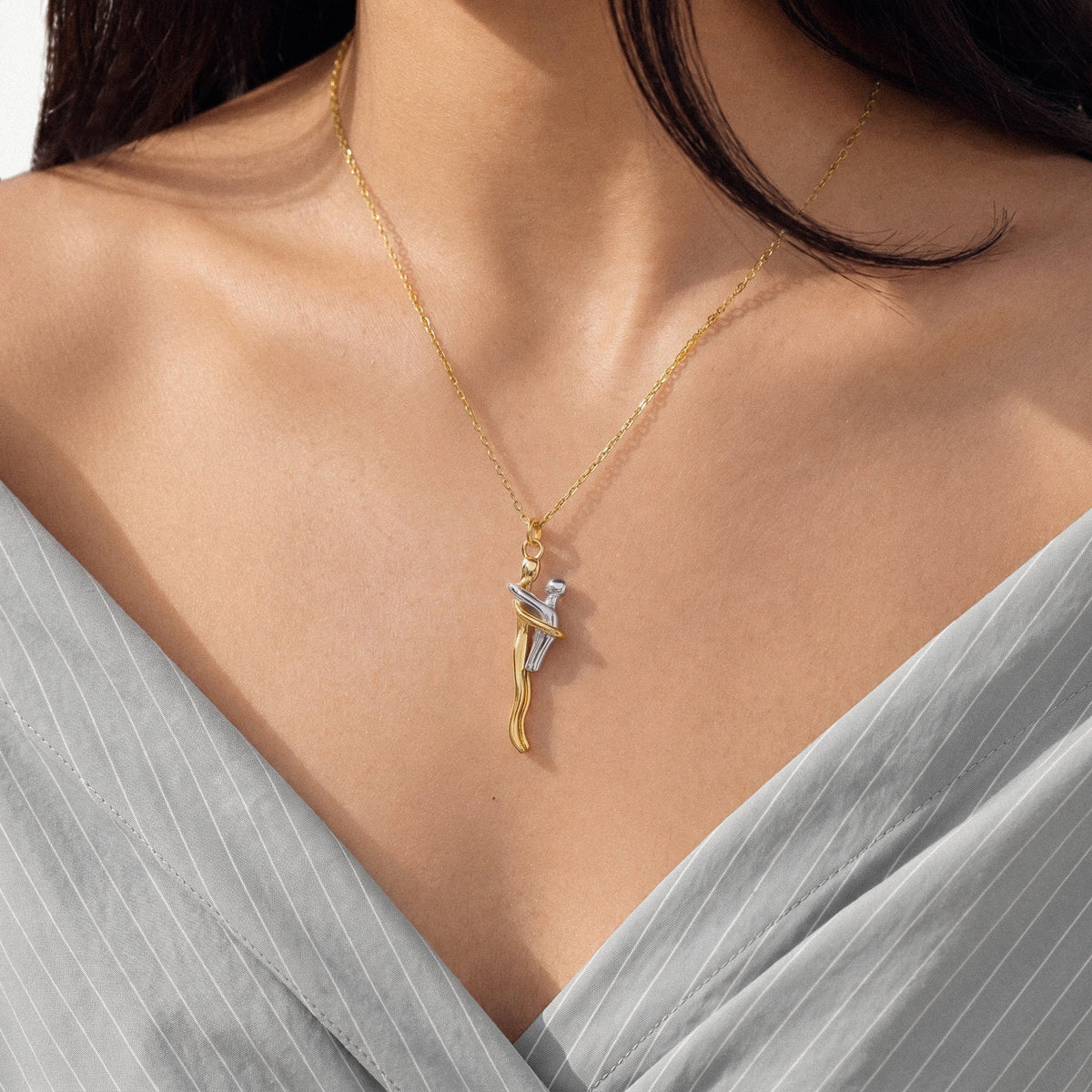 Knuffelketting om de hals gedragen