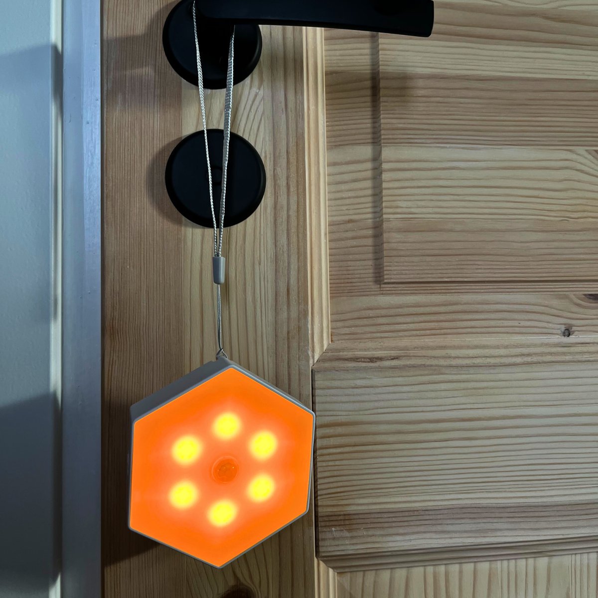 Nachtlampje hangt aan een deurklink