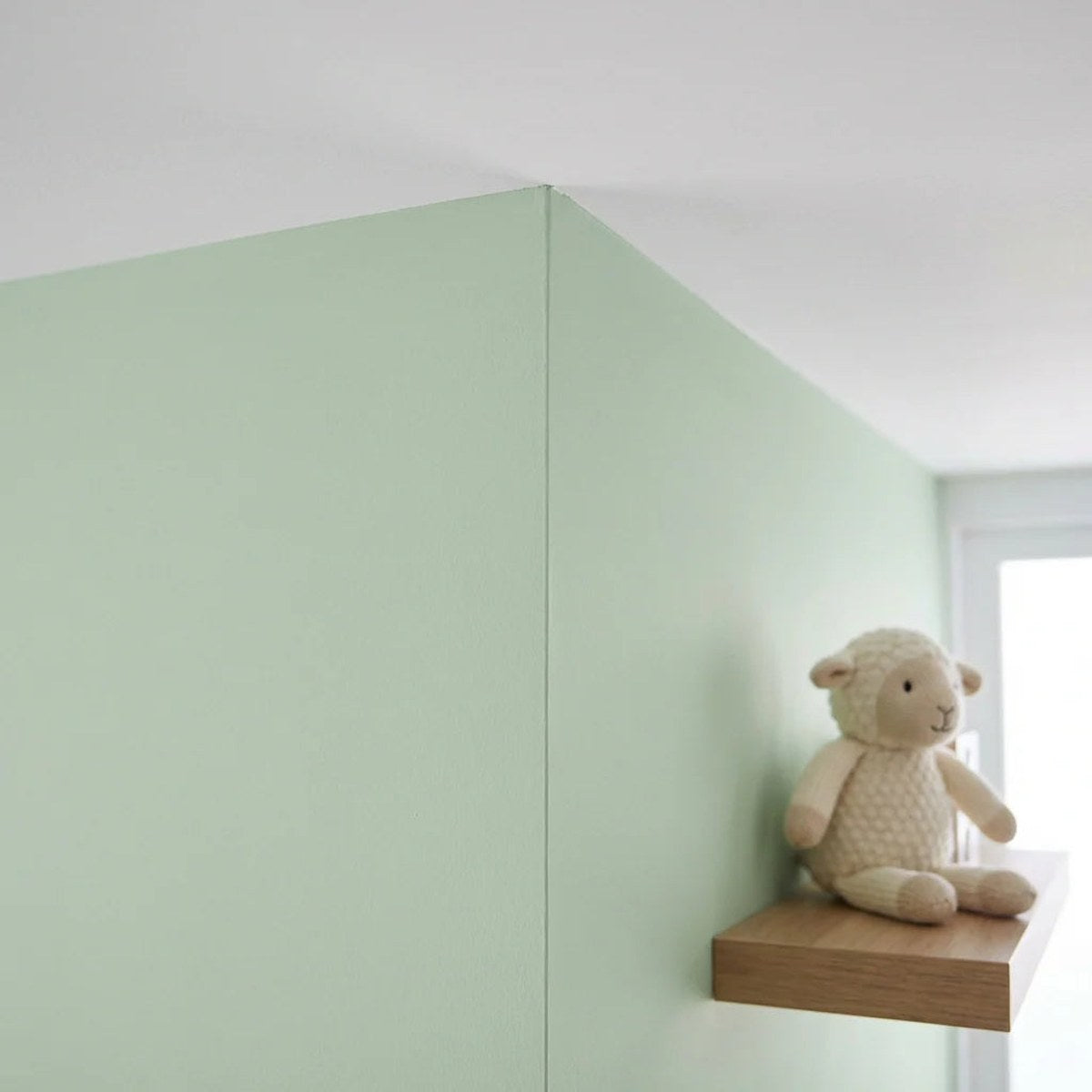 Strakke overgang tussen muur en plafond na het schilderen